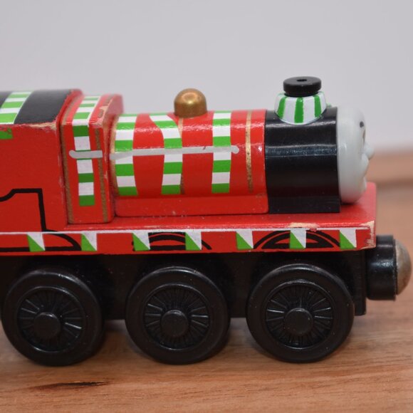 James with Team Colors - Thomas & Friends Wooden Railway Series Magnetic Trains - Picture 4 of 7